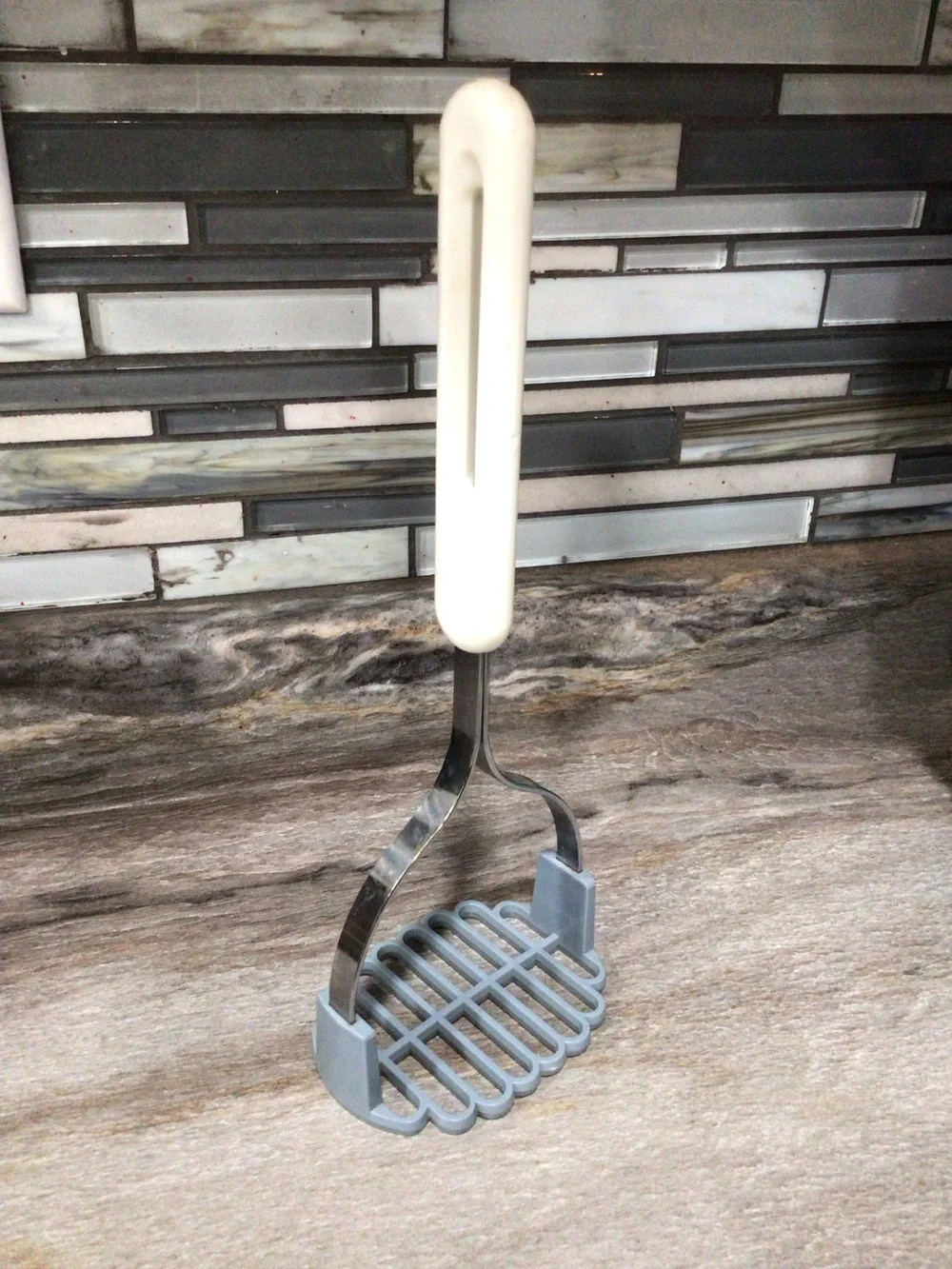 Vintage Bonny USA Potato Masher Blue Plastic Grid White Handle 10.5”